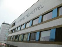 Autobahn-Terror 12: Das Breite-Hotel,
                        Schriftzug