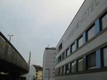 Autobahn-Terror 13: Das Breite-Hotel,
                        Schriftzug (rechts) mit Autobahnauffahrt
                        (links)