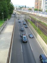 Autobahn-Terror 22: Autobahnspur Richtung
                        Muttens mit Sicht gegen Deutschland