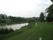 Autobahn-Terror 28: Birsufer, Sicht auf die
                        Autobahnbr�cke bei St. Jakob