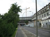 Autobahn-Terror 29: Birsufer, Sicht auf die
                        Autobahnbr�cke bei St. Jakob mit Stadiondach des
                        Fussballstadions
