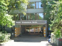 Autobahn-Terror 31: Scherkesselweg, Das
                        "Freie Gymnasium" liegt direkt an der
                        Autobahn