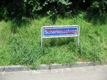 Autobahn-Terror 33: Scherkesselweg,
                        Strassenschild