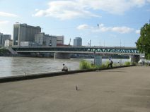 Autobahn-Terror 35: Dreirosenbr�cke
                        zweist�ckig. Der Autoverkehr erh�lt Milliarden
                        f�r den Bau neuer Autobahnen, der
                        umweltfreundliche Veloverkehr bekommt praktisch
                        nichts, und auf Velobahnen wartet man
                        vergebens.