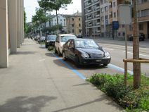 Autoraser-Terror 04: Riehenring vor dem
                        Musical Theater, ein schwarzer Raser-Mercedes