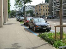 Autoraser-Terror 05: Riehenring vor dem
                        Musical Theater, ein Raser-BMW