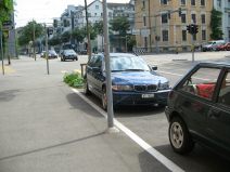 Autoraser-Terror 06: Riehenring vor dem
                        Musical Theater, gleich noch ein Raser-BMW