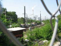 Chemie-Terror 08:
                        Kehrichtverbrennungsanlage, Sicht von der
                        Entenweidstrasse mit Kamin, Sicht durch den
                        Maschenzaun