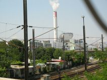 Chemie-Terror 09:
                        Kehrichtverbrennungsanlage, Sicht von der
                        Entenweidstrasse mit Kamin, Sicht durch den
                        Maschenzaun, Nahaufnahme