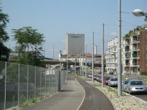 Chemie-Terror 10: Entenweidstrasse, Sicht
                        auf Silo "Schweizerhall" mit Kamin