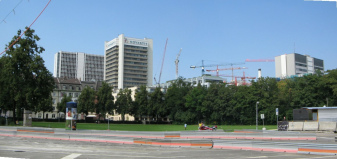 Chemie-Terror 11 und 12: Voltaplatz, Sicht
                        auf den Komplex der Giftfabrik Novartis,
                        Panoramafoto