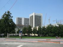 Chemie-Terror 11: Voltaplatz, Sicht auf den
                        Komplex der Giftfabrik Novartis 01