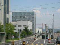 Chemie-Terror 15: Voltastrasse, Sicht auf
                        das Novartis-Hochhaus