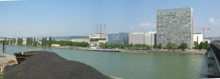 Chemie-Terror 18 bis 20: Sicht von
                        Dreirosenbr�cke auf Tanklager, auf
                        Novartis-Giftproduktionsanlagen und auf das
                        Novartis-Hochhaus in Kleinbasel am Unteren
                        Rheinweg, Panoramafoto