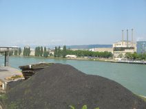 Chemie-Terror 18: Dreirosenbr�cke, Sicht
                        auf Tanklager am Rheinufer in Kleinbasel,
                        Unterer Rheinweg