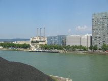 Chemie-Terror 19: Dreirosenbr�cke, Sicht
                        auf Novartis-Giftproduktionsanlagen in
                        Kleinbasel am Rheinufer, Unterer Rheinweg