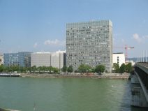 Chemie-Terror 20: Dreirosenbr�cke, Sicht
                        auf Novartis-Hochhaus in Kleinbasel am
                        Rheinufer, Unterer Rheinweg