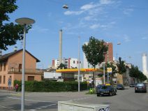 Chemie-Terror 32: Horburgstrasse, grauer
                        Kamin der Firma Fossil 01