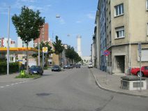 Chemie-Terror 35: Horburgstrasse, noch ein
                        weisser Kamin, dieses Mal bei der Autobahn