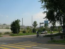 Chemie-Terror 36: Riehenring, Sicht auf
                        Kamine und auf den Messeturm im S�den