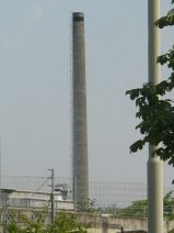 Chemie-Terror 37: Riehenring, Sicht auf den
                        grauen Kamin im S�den der Chemie-Giftfabrik
                        Syngenta, Nahaufnahme