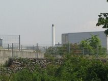 Chemie-Terror 38: Riehenring, Sicht auf den
                        weissen Kamin der Chemie-Giftfabrik Roche im
                        S�den, Nahaufnahme