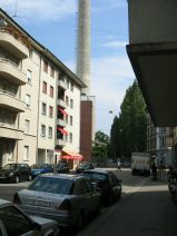 Chemie-Terror 41: Mattenstrasse, Sicht auf
                        den grauen Kamin der Chemie-Giftfabrik Syngenta
                        02