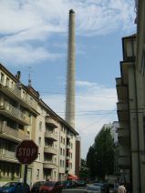 Chemie-Terror 42: Mattenstrasse, Sicht auf
                        den grauen Kamin der Chemie-Giftfabrik Syngenta,
                        Ganzaufnahme