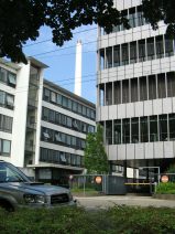 Chemie-Terror 54: Peter-Rot-Strasse, Sicht
                        auf den weissen Kamin der Chemie-Giftfabrik von
                        Roche