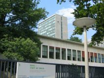 Chemie-Terror 58: Solitude-Promenade, Sicht
                        auf das Hochhaus der Chemie-Giftfabrik Roche