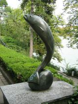 Chemie-Terror 60: Solitude-Promenade,
                        Plastik eines Fischs zur Ablenkung von der
                        Giftfabrik Roche