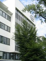 Chemie-Terror 62: Solitude-Promenade,
                        H�userzeile der Chemie-Giftfabrik Roche mit
                        Leuchtreklame