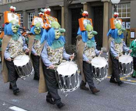 Fasnachts-Terror 01, Tambouren mit
                        Kriegsgerassel