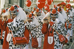 Fasnachts-Terror 02, Pfeiffer mit M�rschen,
                        die fr�her alle in den Krieg und in den Tod
                        f�hrten