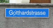 Flugzeug-Terror an der Gotthardstrasse 01,
                        Strassenschild, 28.7.2007, 10:06 Uhr