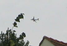 Flugzeug-Terror an der Gotthardstrasse 08,
                        Flugzeug mit Start om Kurve, 28.7.2007, 10:26
                        Uhr