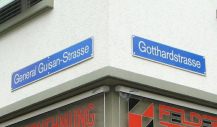 Flugzeug-Terror an der Gotthardstrasse 11,
                        Strassenschilder "Gotthardstrasse" und
                        "General-Guisan-Strasse", 28.7.2007,
                        10:26 Uhr
