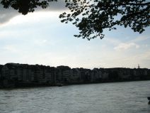 Flugzeug-Terror13: Position Unterer
                        Rheinweg. Sicht auf Flugzeug mit Start in Kurve
                        �ber dem Hegenheimerquartier, 22.7.2007, 18:47
                        Uhr