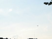 Flugzeug-Terror14: Position Unterer
                        Rheinweg. Sicht auf Flugzeug mit Start in Kurve
                        �ber dem Hegenheimerquartier, 22.7.2007, 18:47
                        Uhr
