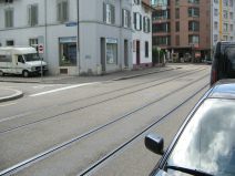 Kanalisationsterror, Stink-Dolendeckel 02
                        an der Kreuzung Allschwilerstrasse /
                        Herrengrabenweg: W�h, das stinkt!