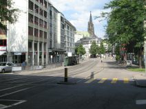Kanalisationsterror, Stink-Dolendeckel 04
                        an der Tramstation "Heuwaage". W�h,
                        das stinkt!