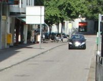 Kanalisationsterror, Stink-Dolendeckel 05
                        an der Tramstation "Heuwaage". Hier
                        sieht man die Stink-Dolendeckel in der Fahrbahn.
                        W�h, das stinkt!