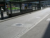 Kanalisationsterror, Stink-Dolendeckel 06
                        an der Tramstation "Heuwaage". Hier
                        sieht man die Stink-Dolendeckel in der Fahrbahn,
                        Nahaufnahme. W�h, das stinkt!