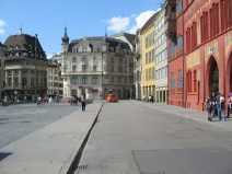 Kanalisationsterror, Stink-Dolendeckel 09,
                        wir n�hern uns den Stink-Dolendeckeln am
                        Marktplatz bei der Kreuzung vorne