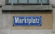 Kanalisationsterror, Stink-Dolendeckel 12,
                        Strassenschild "Marktplatz". W�h, das
                        stinkt!