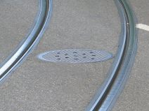 Kanalisationsterror, Stink-Dolendeckel 15
                        am Blumenrain, direkt vor dem Hotel "Drei
                        K�nige", Nahaufnahme. W�h, das stinkt!