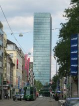 Messe-Terror 01: Messeturm, Nahaufnahme