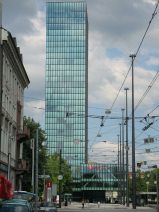 Messe-Terror 01: Messeturm mit Basisgeb�ude
                        (Empfangshalle), Nahaufnahme