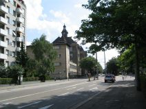 Schulhausglockenterror 01, Schulhaus
                        Strassburgerallee