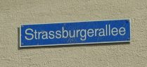 Schulhausglockenterror 04, Schulhaus
                        Strassburgerallee, Strassenschild